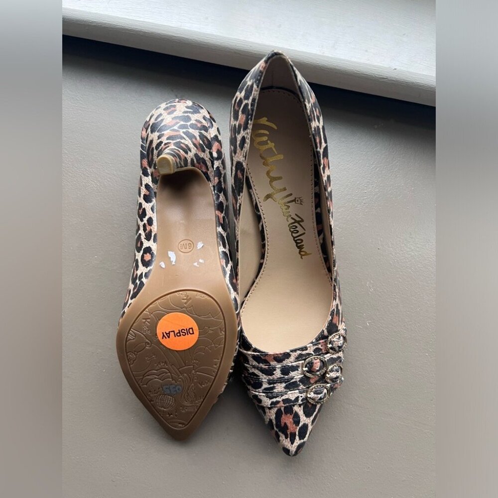 Kathy Van Zeeland Cordy Leopard Kitten Heels | Size 6 | Pointed Toe Dress Pumps - Picture 3 of 5